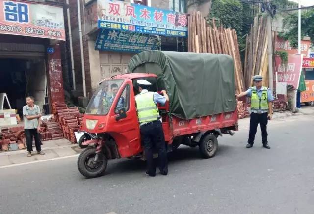 都市出行新篇章,爱玛新款三轮车棚,重新定义便捷与安全的移动生活 都市出行新篇章,爱玛新款三轮车棚,重新定义便捷与安全的移动生活