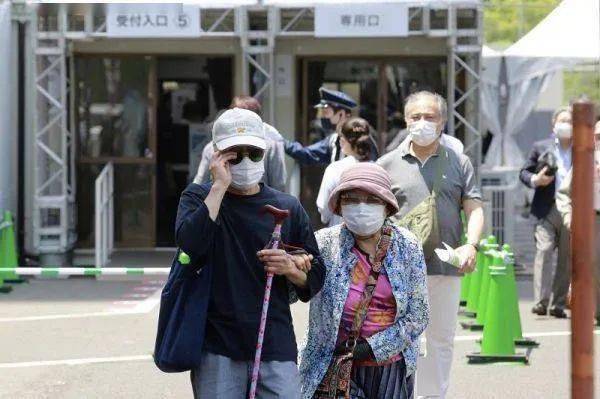 日本新增死亡病例背后的警示,高龄化社会与疫情常态化的挑战 日本新增死亡病例背后的警示,高龄化社会与疫情常态化的挑战