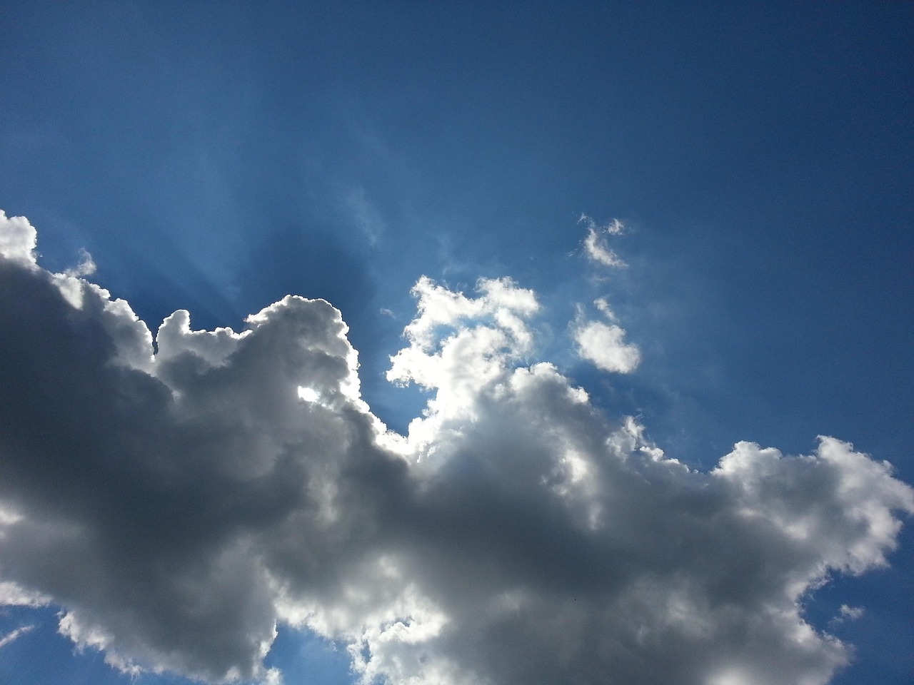 给大家讲解“新蓝鲸金花房卡怎么弄”详细房卡怎么购买教程